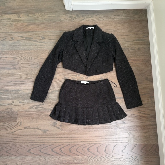 Elegant Black Mini Skirt - Picture 1 of 1